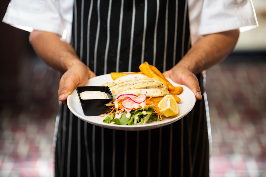 Wykwintne doznania kulinarne w domowym zaciszu: Jak prywatny szef kuchni tworzy unikalne menu dostosowane do preferencji i wymagań klientów?