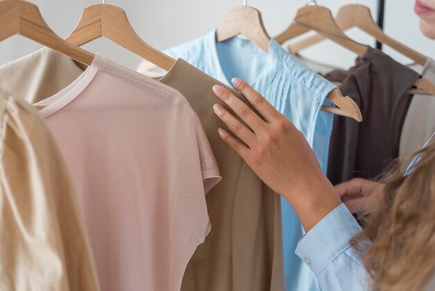 Podstawy garderoby kapsułowej – jak zacząć i co warto wiedzieć