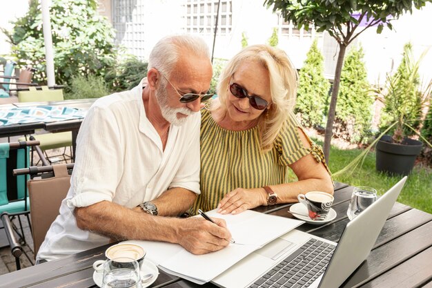 Jak zarządzać finansami, aby cieszyć się życiem na emeryturze?